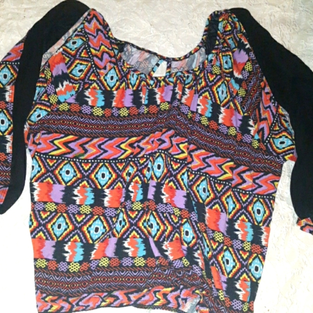Vivid colors quarter length flowing top